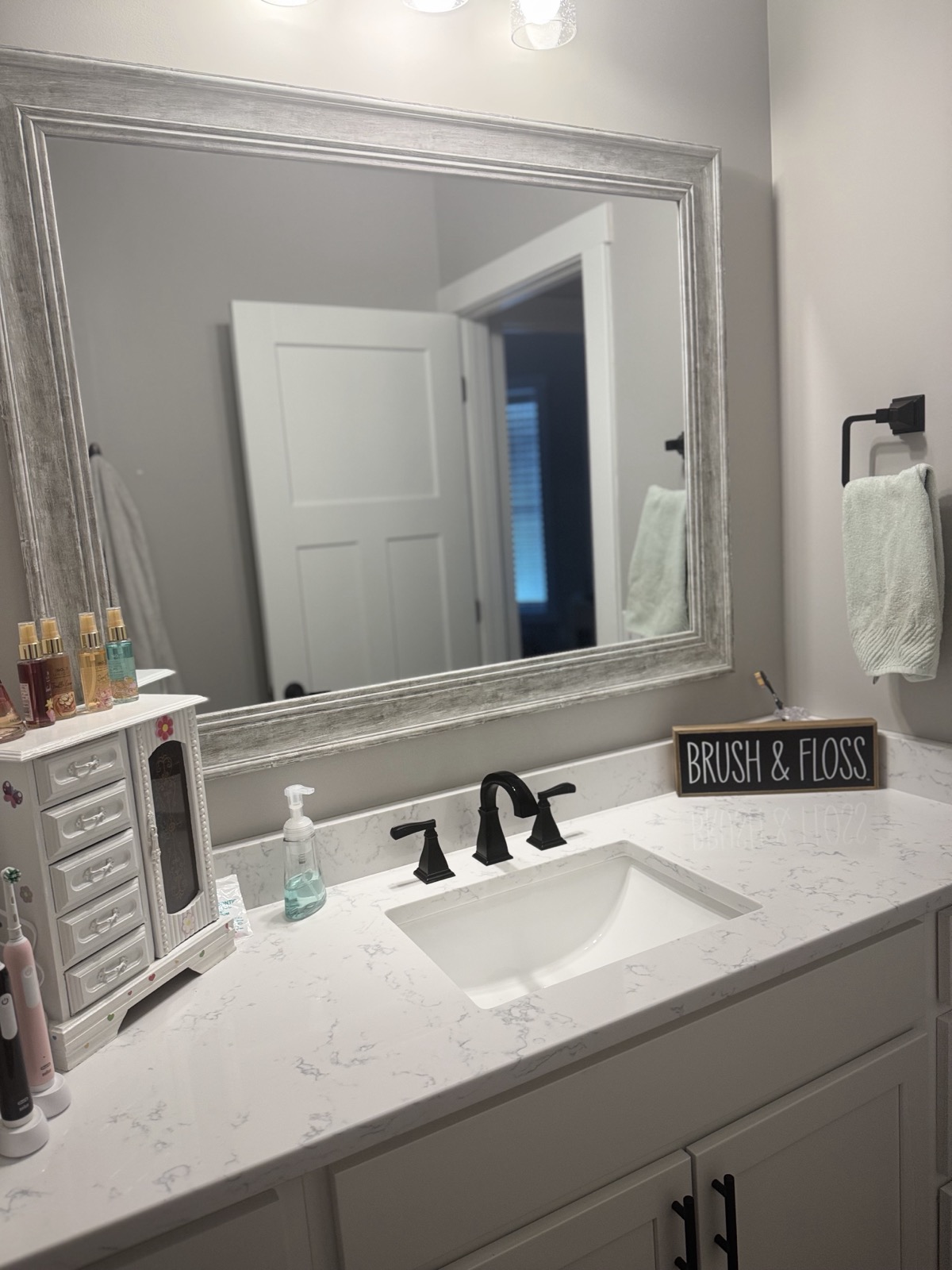 short-term-hero-vanity-brush-floss